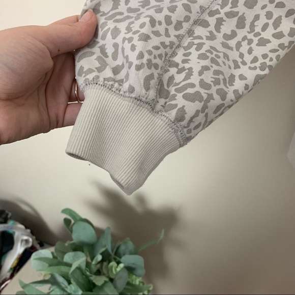 [Z Supply] Light Gray Cheetah Animal Print Pullover Crewneck Cozy Sweatshirt - Picture 3 of 9